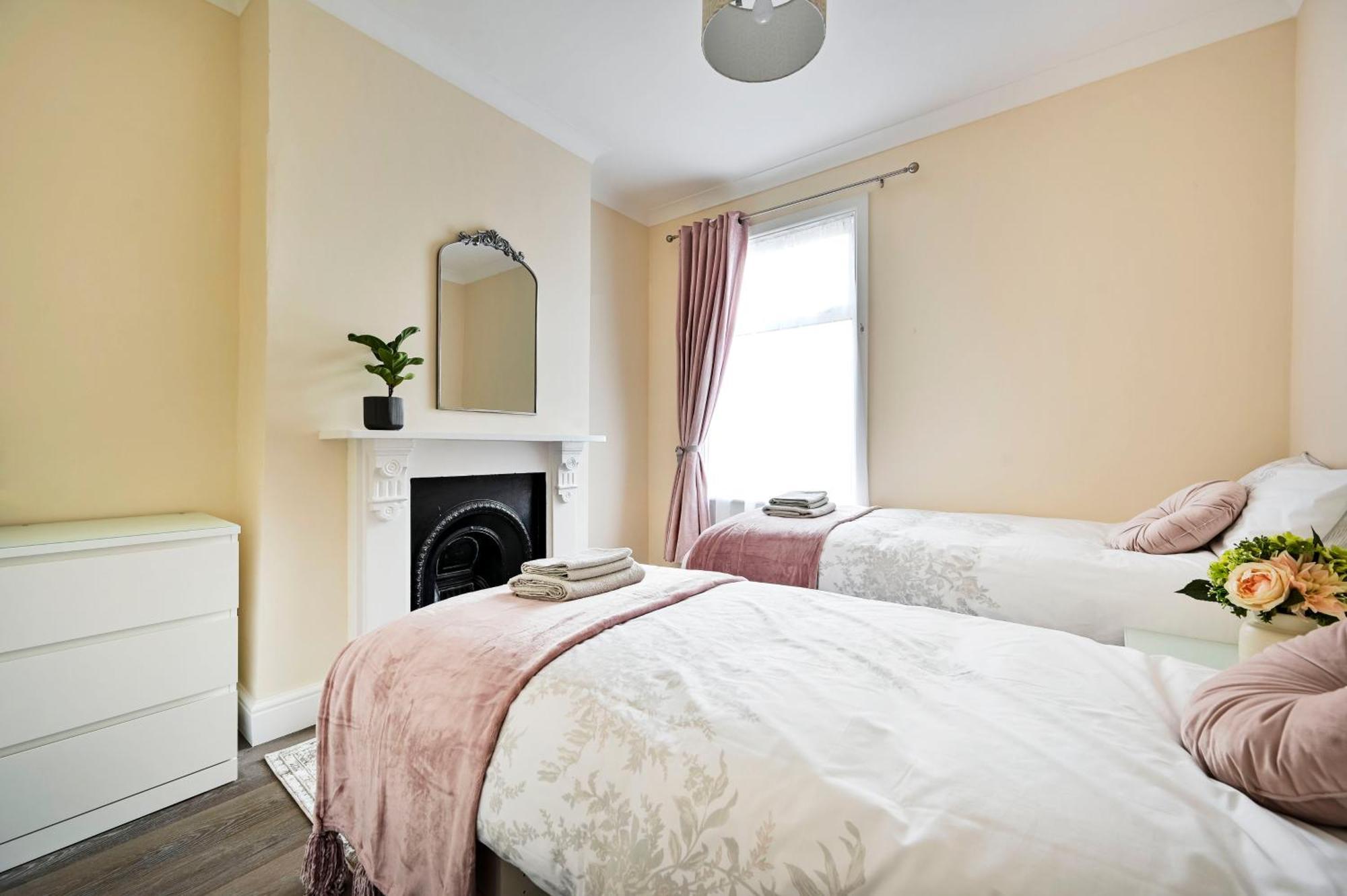 A Two Bedroom A Stride Away From Meridian Greenwich Лондон Экстерьер фото