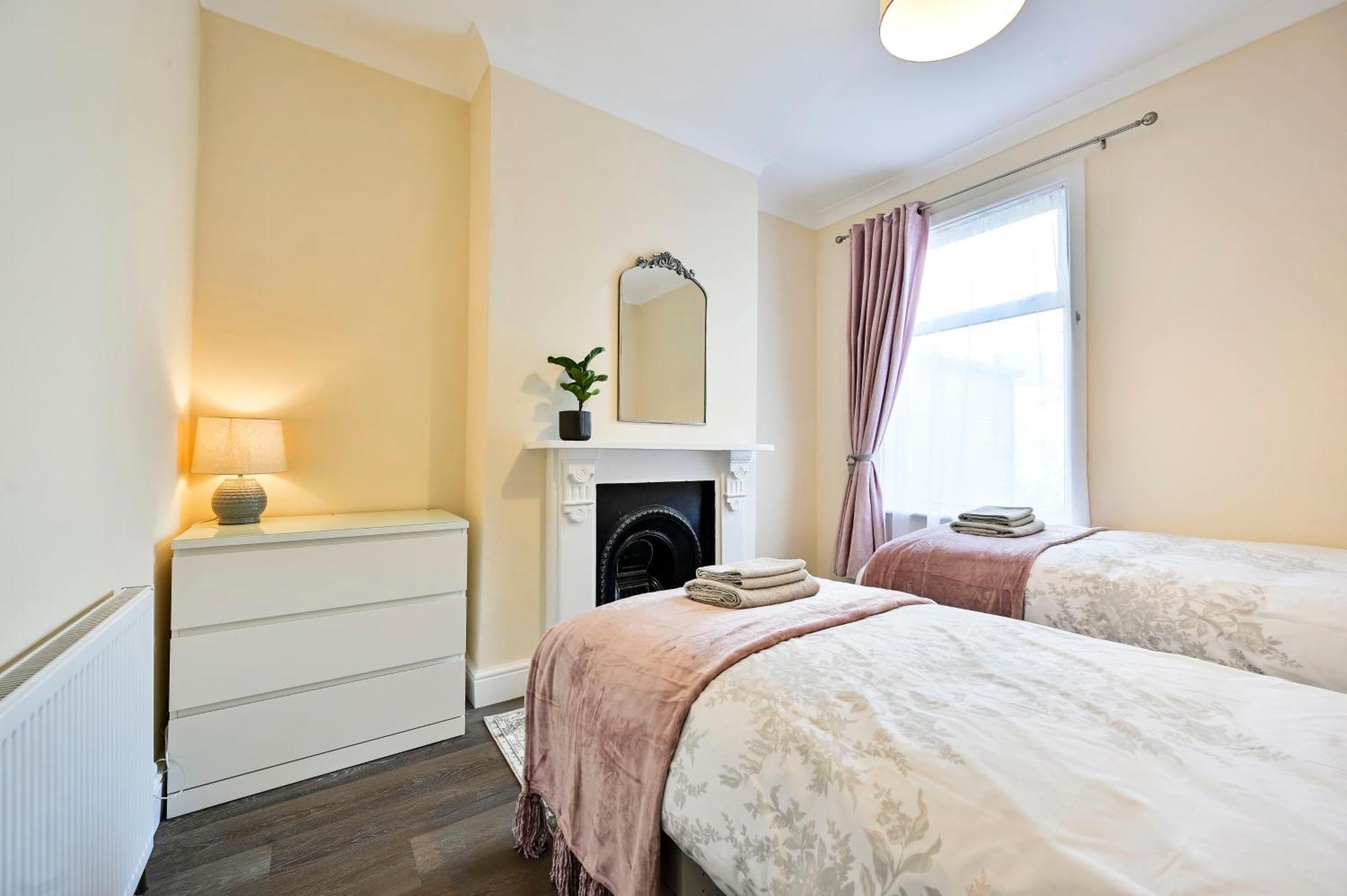 A Two Bedroom A Stride Away From Meridian Greenwich Лондон Экстерьер фото